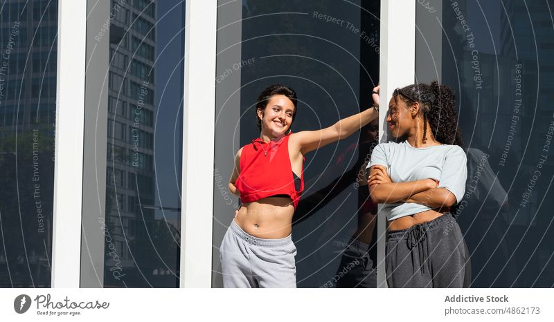 Selbstbewusste, vielfältige Frauen an der Wand Gebäude Stil Streetstyle Mode freie Zeit Straße Großstadt selbstbewusst Sommer Zusammensein Freundin