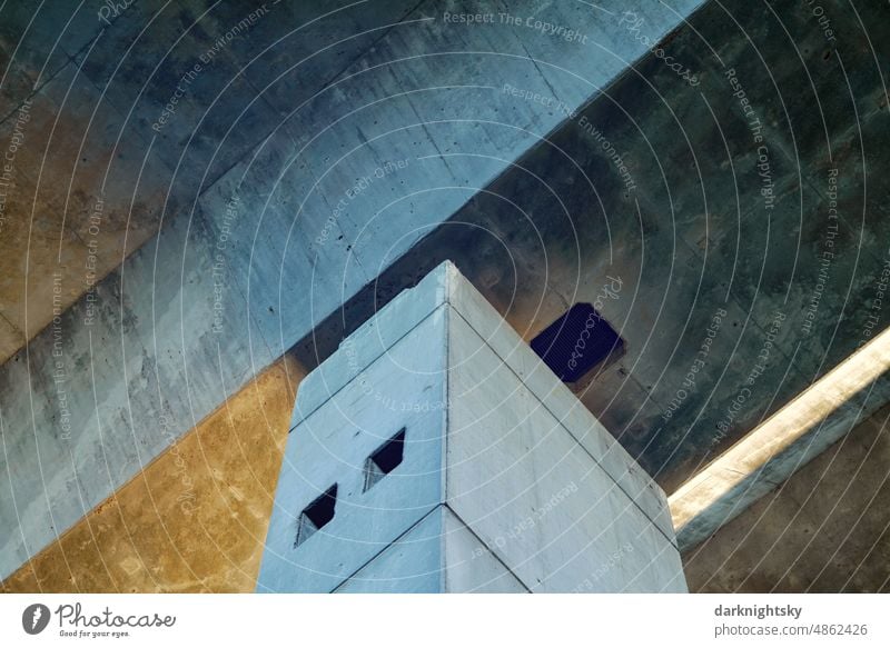 Elegante Konstruktion einer Brücke aus Beton im Detail Architektur Himmel Autobahn Außenaufnahme Säule Farbfoto Bauwerk blau Froschperspektive