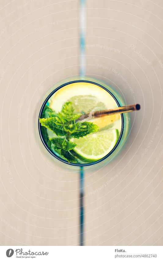 Kaltes Erfrischungsgetränk mit Zitrone und Limette von oben Getränk Wasser Glas trinken Sommer kalt Frucht Limonade Cocktail Zitrusfrüchte Gesundheit gelb