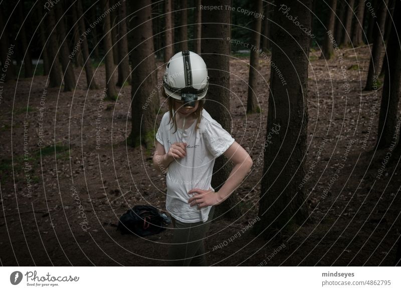 Die Höhlenforscherin - Mädchen mit Helm und Lampe im Wald Abenteuer einsam dunkel Außenaufnahme Bäume Baumstämme Equipment Klettern Kindheit Landschaft Umwelt