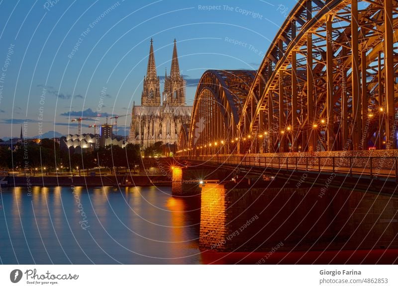 Kölner Dom und  Hohenzollernbrücke am abenddämmerung Rhein Sehenswürdigkeit Brücke Wahrzeichen Abend Nacht