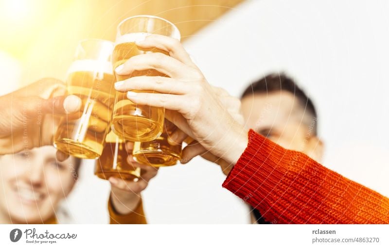 Gruppe von Freunden genießen ein Bier in Brauerei Pub, Junge Menschen Hände jubeln an der Bar Restaurant oder zu Hause, Freundschaft und Jugend Konzept Bild