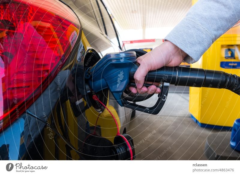 Manuelle Betankung des Fahrzeugs an der Tankstelle Brennstoff Station Gas Pumpe Benzin Diesel PKW Tülle Kraft Energie Transport tanken Hand Dienst Industrie