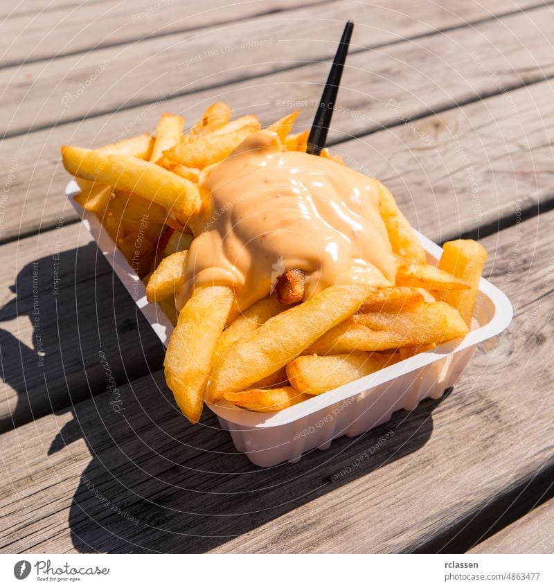 Belgische Pommes frites mit Sauce Andalouse Fries Französisch Belgien holländisch gebraten Mayonnaise Belgier Lebensmittel schmierig Chips golden Kartoffel gelb