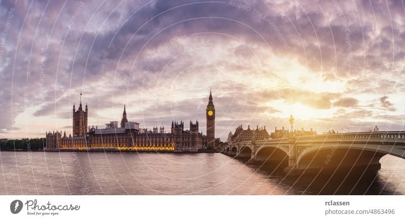 Tower Bridge und die Themse Panoramablick über London bei Nacht Houses of Parliament Big Ben England atmen britannien Großstadt Westminster