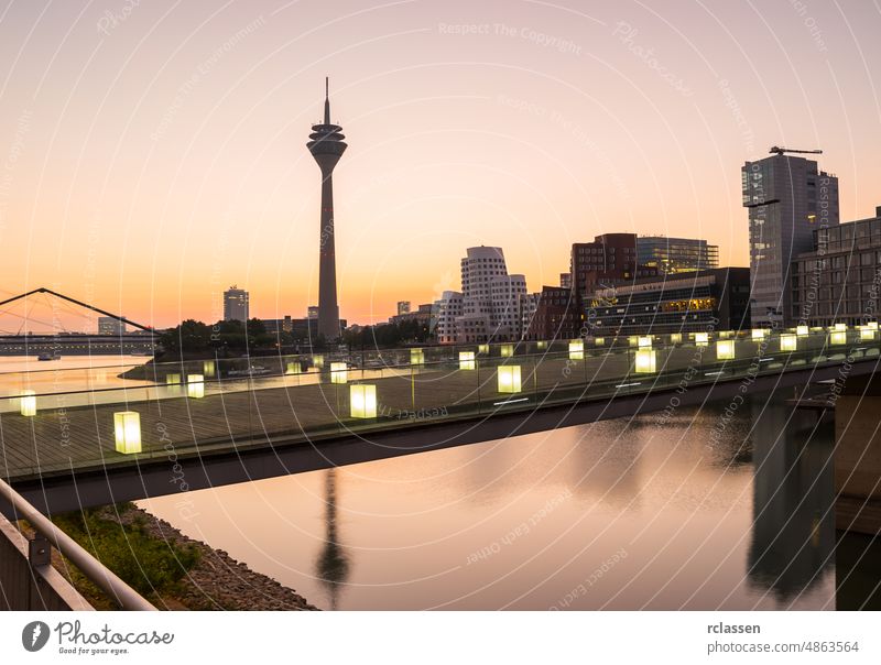 Der Düsseldorfer Medienhafen bei Sonnenaufgang düsseldorf Deutschland Turm Fluss Europa Großstadt Rhein Sommer Panorama Architektur medienhafen Landeshauptstadt