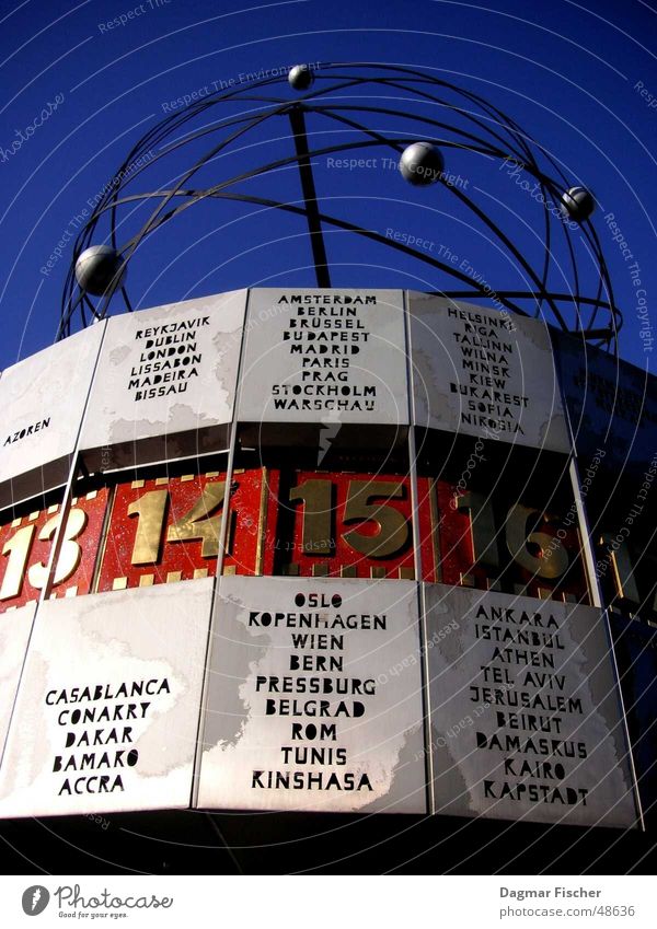 wie spät? Farbfoto Ferien & Urlaub & Reisen Uhr Kunst Erde Himmel Sehenswürdigkeit Wahrzeichen Denkmal Ziffern & Zahlen historisch blau rot Zeit Alexanderplatz