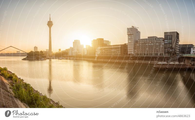 düsseldorf media harbor panorama bei sonnenaufgang Deutschland Turm Fluss Europa Großstadt Rhein Sommer Panorama Architektur medienhafen Medienhafen