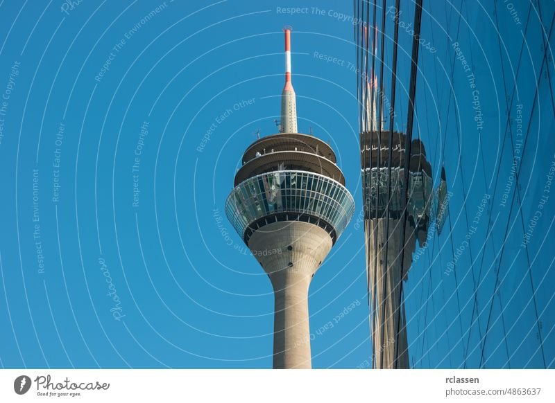 näherer Blick vom Rheinturm in Düsseldorf düsseldorf Deutschland Turm Europa Großstadt blau Sommer Architektur medienhafen Medienhafen Landeshauptstadt nrw