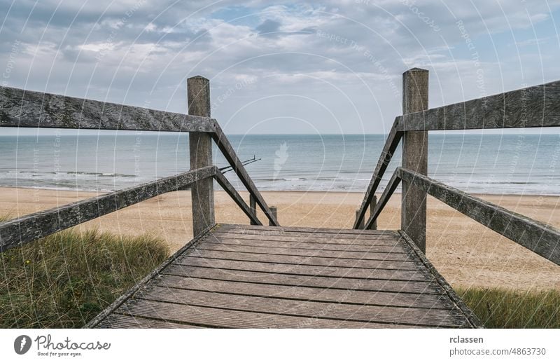 Holzpfad an der Nordsee über Sanddünen mit Meerblick an einem bewölkten Tag Strand Laufsteg Zugang Abenteuer baltisch Ostsee Promenade Brücke