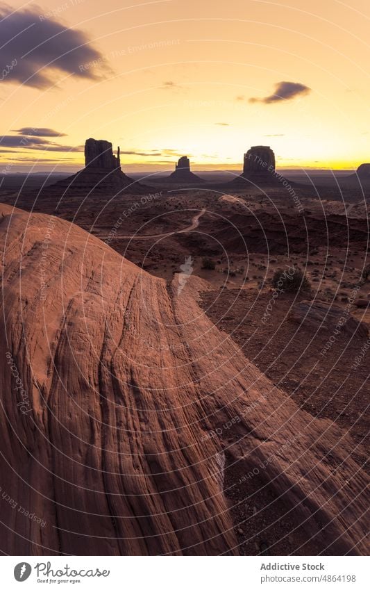 Aussicht auf den Berg von oben Klippen Utah Arizona Nationalpark Sonnenuntergang Tal Landschaft Monument Valley Weg reisen Spitzkuppe felsiger Aufschluss