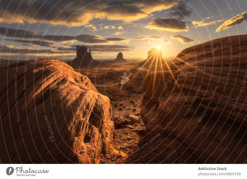 Aussicht auf den Berg von oben Klippen Utah Arizona Nationalpark Sonnenuntergang Tal Landschaft Monument Valley Weg reisen Spitzkuppe felsiger Aufschluss