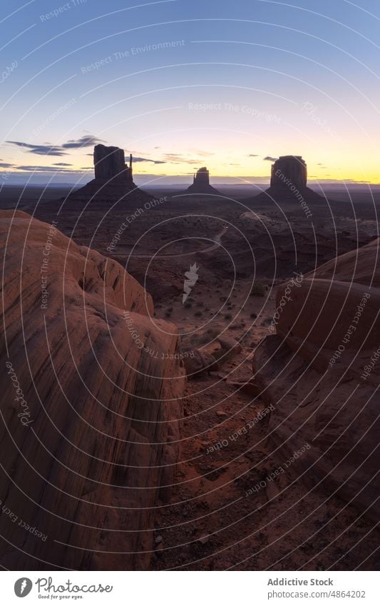 Aussicht auf den Berg von oben Klippen Utah Arizona Nationalpark Sonnenuntergang Tal Landschaft Monument Valley Weg reisen Spitzkuppe felsiger Aufschluss