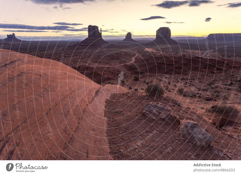 Aussicht auf den Berg von oben Klippen Utah Arizona Nationalpark Sonnenuntergang Tal Landschaft Monument Valley Weg reisen Spitzkuppe felsiger Aufschluss