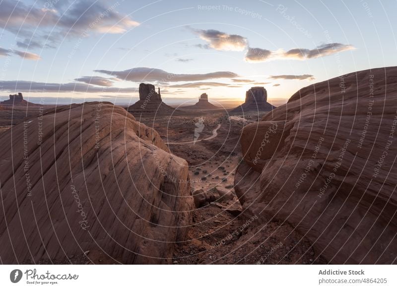 Aussicht auf den Berg von oben Klippen Utah Arizona Nationalpark Sonnenuntergang Tal Landschaft Monument Valley Weg reisen Spitzkuppe felsiger Aufschluss