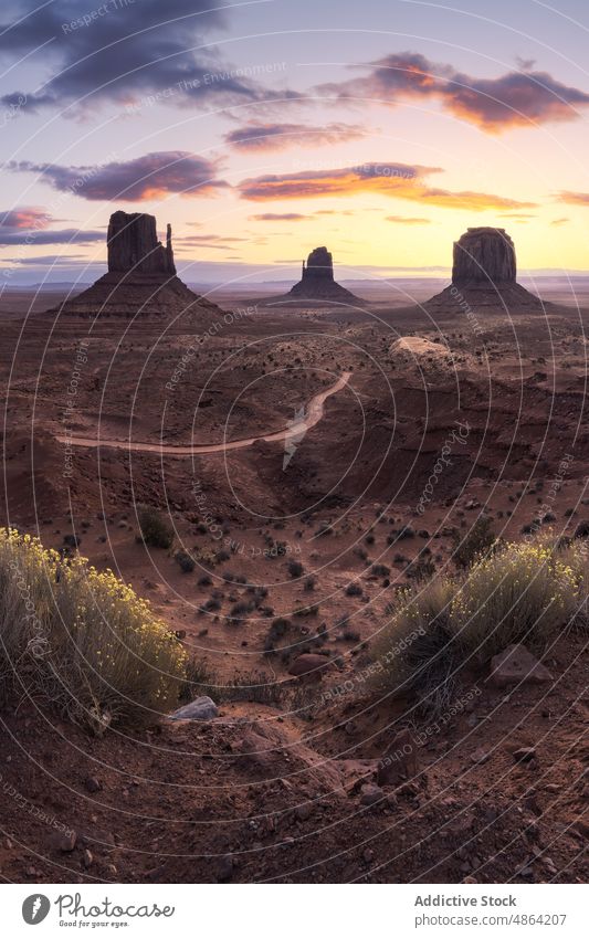 Aussicht auf den Berg von oben Klippen Utah Arizona Nationalpark Sonnenuntergang Tal Landschaft Monument Valley Weg reisen Spitzkuppe felsiger Aufschluss