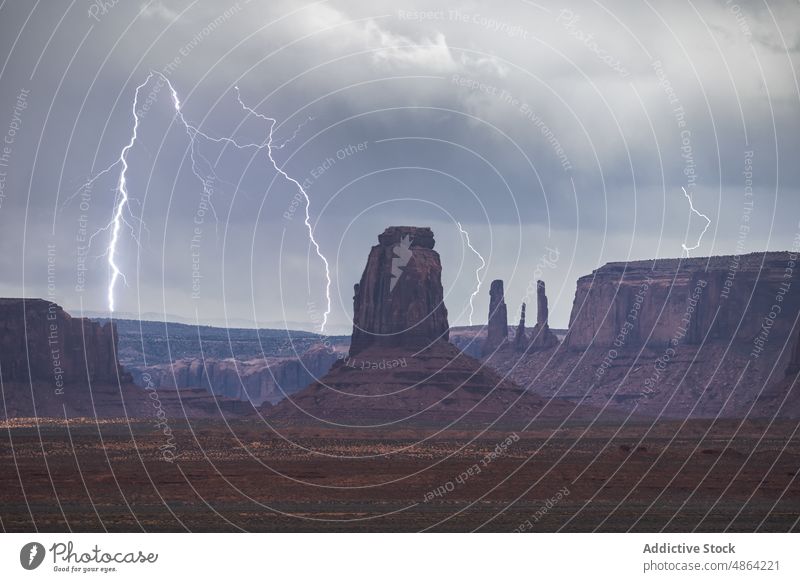 Landschaftlicher Blick von oben auf einen Berg unter Gewitterhimmel Klippen Utah Arizona Donnern Nationalpark Monument Valley wolkig reisen Spitzkuppe