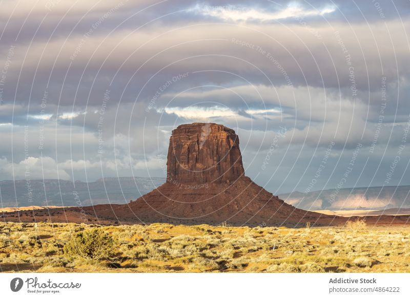 Aussicht auf den Berg von oben Klippen Utah Arizona Nationalpark Landschaft Monument Valley wolkig reisen Spitzkuppe felsiger Aufschluss navajo tribal park wüst