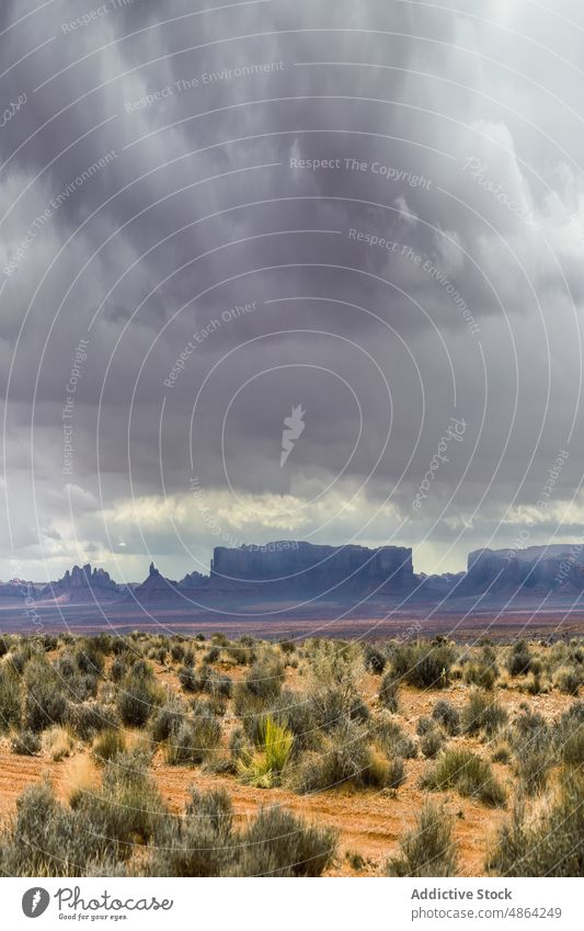 Aussicht auf den Berg von oben Klippen Utah Arizona Nationalpark Landschaft Monument Valley wolkig reisen Spitzkuppe felsiger Aufschluss navajo tribal park wüst