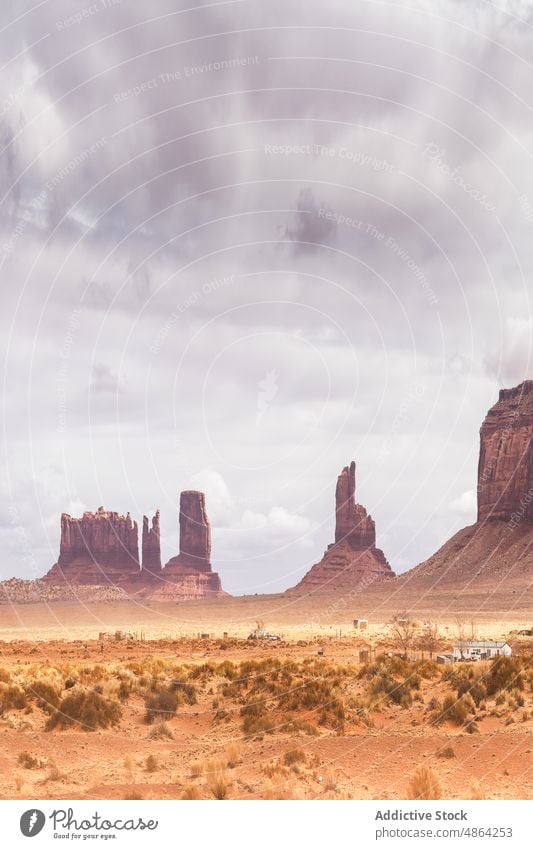 Aussicht auf den Berg von oben Klippen Utah Arizona Nationalpark Landschaft Monument Valley wolkig reisen Spitzkuppe felsiger Aufschluss navajo tribal park wüst