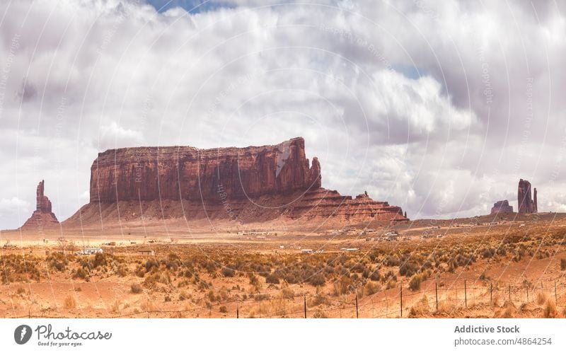 Aussicht auf den Berg von oben Klippen Utah Arizona Nationalpark Landschaft Monument Valley wolkig reisen Spitzkuppe felsiger Aufschluss navajo tribal park wüst