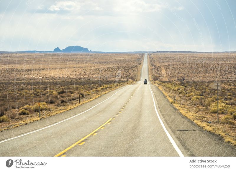 Landschaftlich reizvoller Berg zwischen asphaltierten Autobahnen Klippen Utah Nationalpark Laufwerk Straße Asphalt Fahrbahn wolkig reisen Spitzkuppe