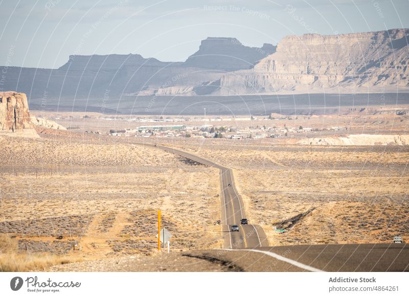 Landschaftlich reizvoller Berg zwischen asphaltierten Autobahnen Klippen Utah Nationalpark Straße Asphalt Fahrbahn wolkig reisen Spitzkuppe felsiger Aufschluss