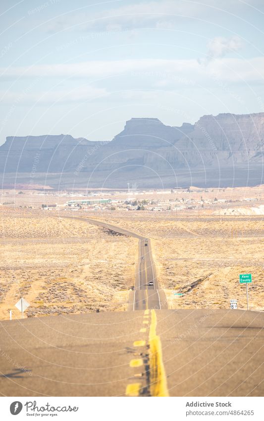 Landschaftlich reizvoller Berg zwischen asphaltierten Autobahnen Klippen Utah Nationalpark Straße Asphalt Fahrbahn wolkig reisen Spitzkuppe felsiger Aufschluss