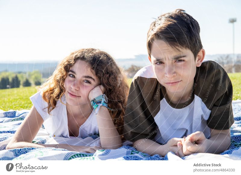 Bruder und Schwester auf Picknickdecke liegend Mutter Lügen Decke sonnig Familie Geschwisterkind Zusammensein Lifestyle Freizeit Bonden Sonnenlicht