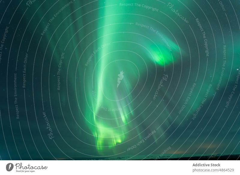 Erstaunliche Aussicht auf Nordlichter am Nachthimmel nördlich Licht Berge u. Gebirge Winter polar Aurora glühen Himmel leuchten Erscheinung malerisch dunkel