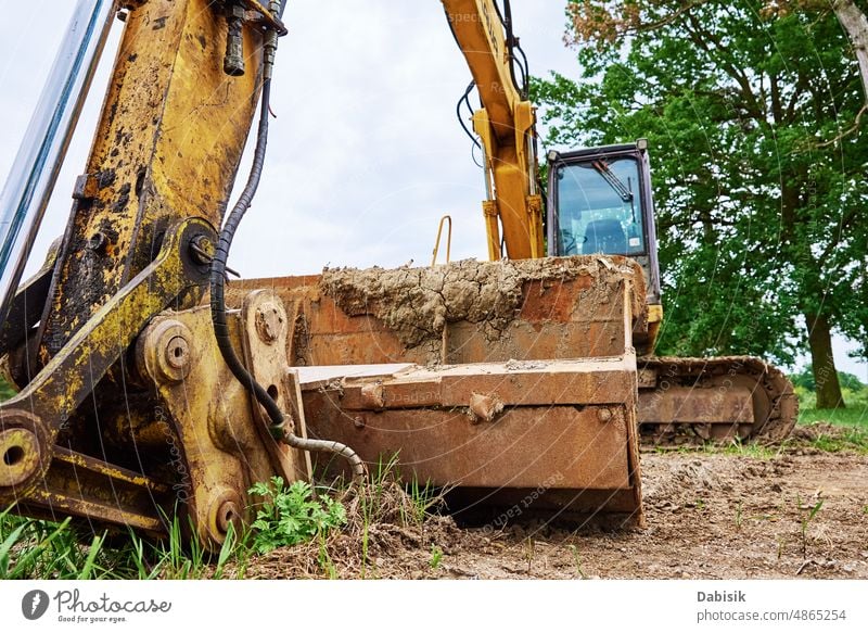 Bagger auf einer Baustelle Planierraupe Maschine Industrie Traktor Konstruktion Standort Grader Gerät schaufeln Entwicklung Land Hintergrund Gebäude schwer