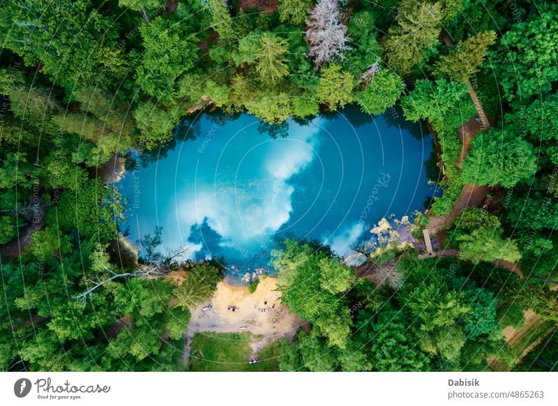 Luftaufnahme eines blau gefärbten Waldsees in Polen blauer See Antenne grün Teich farbenfroh Ansicht oben Top Wasser Herz wild Farbe Erholung Berge u. Gebirge