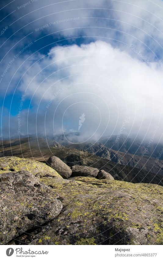 Schöne Landschaft aus der Luft an einem bewölkten Tag. Gredos Park Geologie Textur Ávila Hintergrund schön blau Cloud Wolken Umwelt Europa grün Hügel