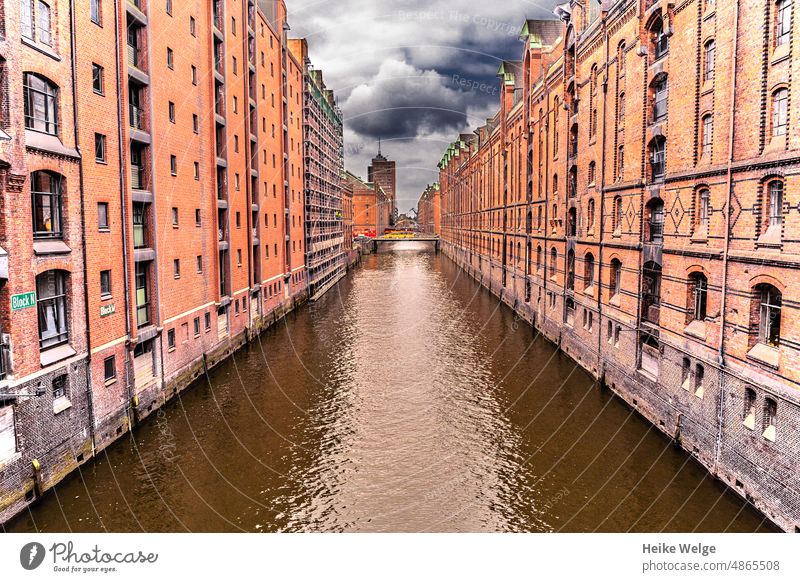 Hamburg Speicherstadt Lagerhausbezirk speicherstadt Speicherhaus Hambuger Alte Speicherstadt Wasser Sehenswürdigkeit Brücke Gebäude Fassade Bauwerk Backstein