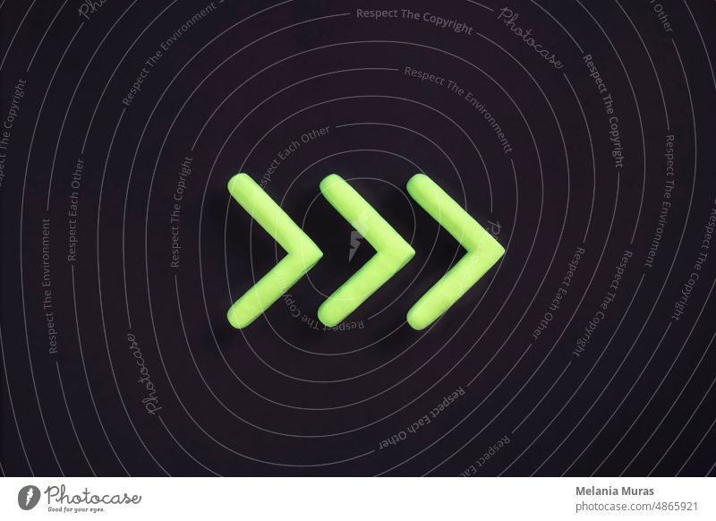 Grüne Pfeile, die auf die rechte Seite zeigen. 3D-Mockup, Zeiger Zeichen Richtung auf schwarzem Hintergrund. Rechts Weg Konzept. 3d abstrakt vor Zulage
