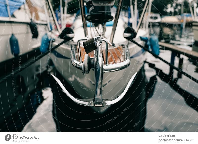 Bug eines Segelboots mit Anker am Steg Boot segeln festmachen Festmacher Edelstahl Pflugschar-Anker Wasser ruhig Hafen Wasserfahrzeug Meer See Jacht Schifffahrt