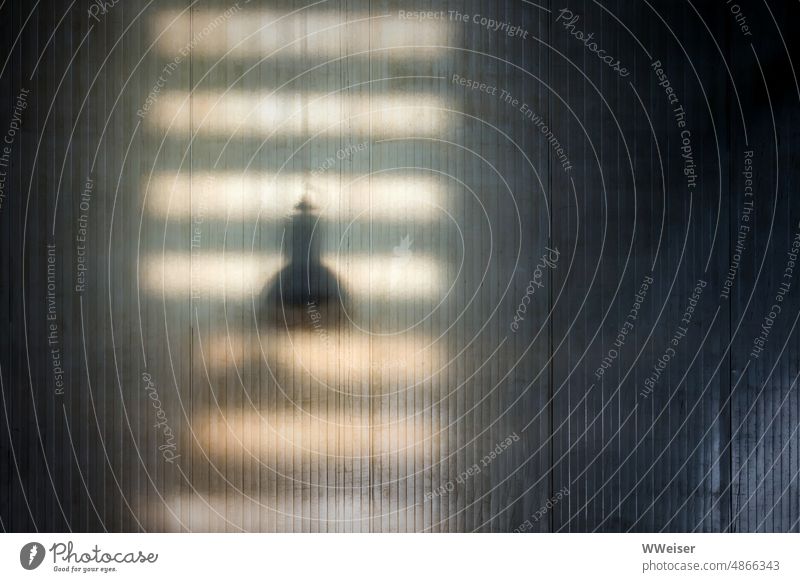 Der Schatten einer tief hängenden Lampe an der Wand eines Industriegebäudes Beton Hängelampe Beleuchtung Licht Streifen Jalousie Fenster Muster Mauer Farbfoto