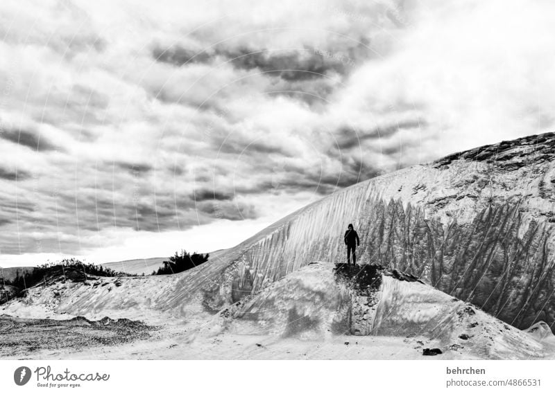 surreal hell Endzeitstimmung Schwarzweißfoto Sand Kiesgrube Unwetter Sturm Regen Wolken Himmel Dünen Kieswerk dramatisch Dramatik Umwelt Natur Klima Klimawandel