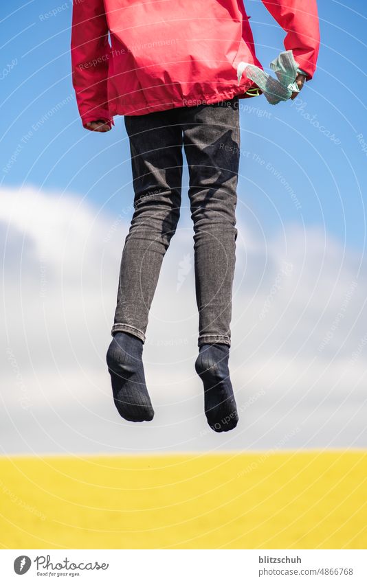 Hüpfen auf dem Land Kinder in der Luft bewegen in the air Lebensfreude Glück Spaß Fröhlichkeit Sommer Kindheit sportlich Mädchen Spielen Außenaufnahme Bewegung