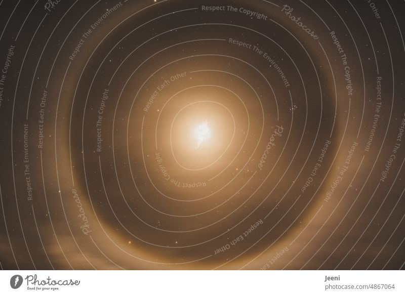 Mond mit Halo Nacht Sternenhimmel dunkel Kreis Licht Lichtbrechung Himmelskörper & Weltall Mondschein Vollmond rund Reflexion Lichtbrechnung athmosphärisch