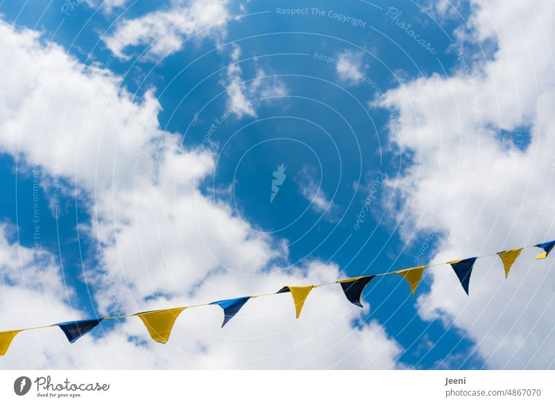 Wimpelkette für den Frieden blau-gelb Himmel Wolken Schönes Wetter Girlande Ukraine Ukrainekrieg Solidarität Fahne Symbole & Metaphern Zeichen Friedenswunsch