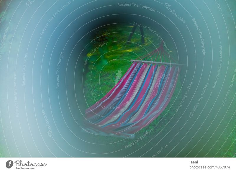 Hängematte versteckt verstecken Versteck hängen Garten Schatten Bäume gestreift Erholung Entspannung Sommer Natur Ruhe ruhen genießen entspannen sorgenfrei