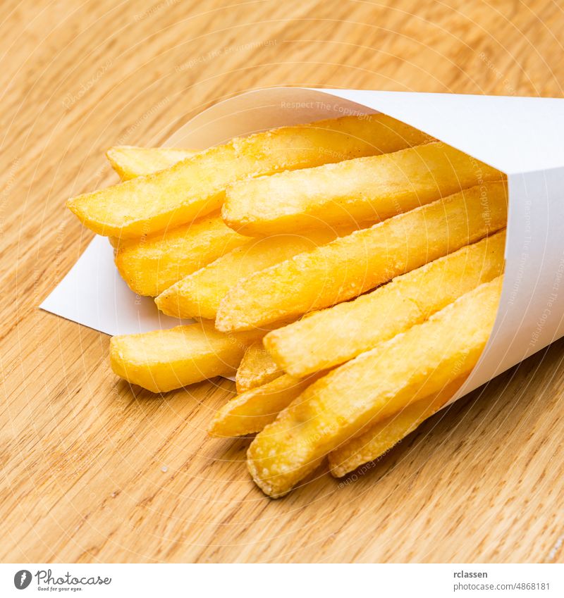 Pommes frites Kartoffeln Fries Französische Tasche fritten Portion Kornett holländisch Snack Deutsch Kartoffelstock Pommesbude fritüre dick essen Tüte Chips