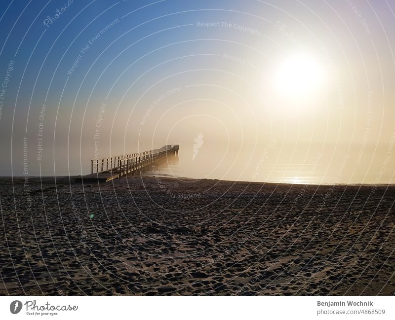 Seebrücke im Morgennebel Strand Sonnenaufgang Sand Nebel glattes Wasser Windstille Steg Eckernförde