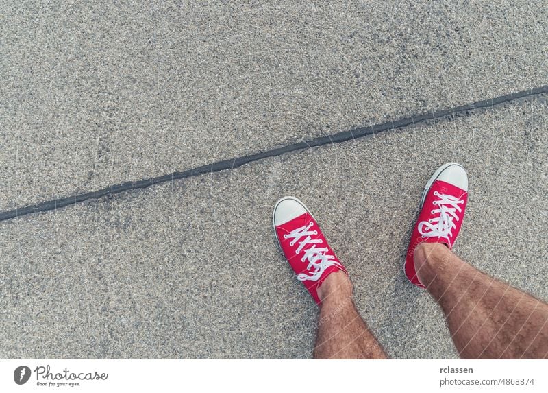 Füße von oben Konzept, Teenager in roten Turnschuhen auf der Straße stehend, Blank Copy Space in Front, Point of view shot Mann pov Menschen Lifestyle Punkt