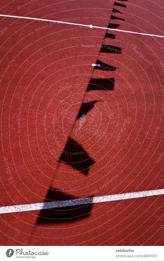 Der Schatten einer Wimpelkette ballspiel basketball bolzplatz bundesliga dekoration europameisterschaft fahne ferien flagge fußball fußballturnier international