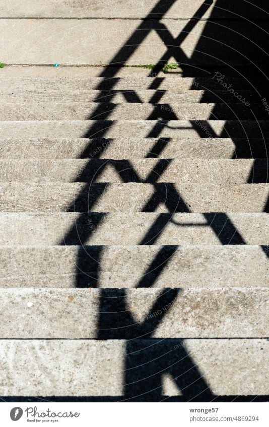 Abstraktion treppab Schatten Schattenspiel Schattenwurf Handlauf Geländer Betontreppe Betonstufen sonnig Licht und Schatten Strukturen & Formen Sonnenlicht