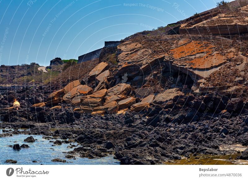 Blick auf den Lavastrand von Linosa, genannt Mannarazza pelagie Insel Italien mediterran angefressen Geologie reisen Strand Vulkan Natur Tourismus touristisch