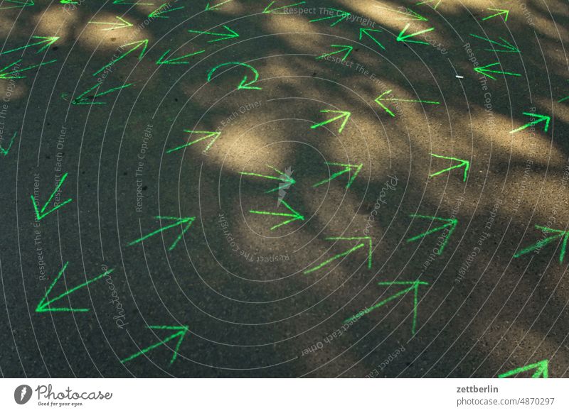 Grüne Pfeile abbiegen asphalt fahrbahnmarkierung fahren fahrradweg fortbewegung hinweis kurve linie links navi navigation orientierung pfeil rechts reise