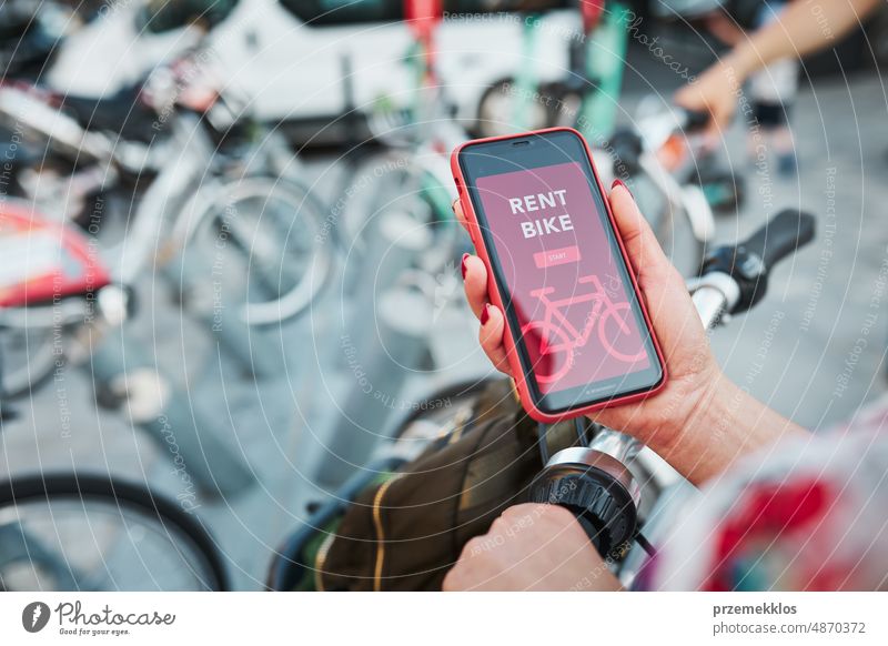 Fahrradverleih über die Verleih-App auf dem Smartphone. Nutzung des städtischen Bike-Sharing-Dienstes. Bezahlte Miete eines Elektrorollers. Nutzung des Mobiltelefons zum Mieten und Bezahlen von öffentlichen Öko-Transportmitteln. Mobiler 24/7-Verleihservice